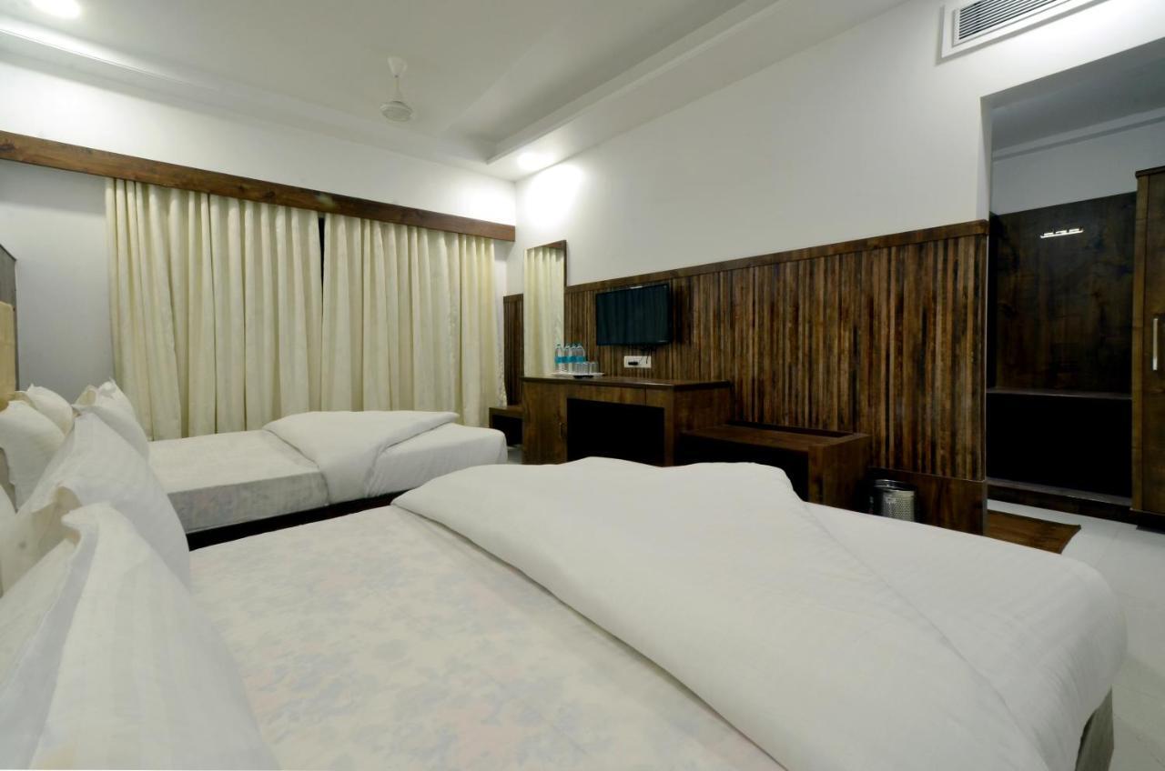 Hotel Dwarka Park Širdi Exteriér fotografie