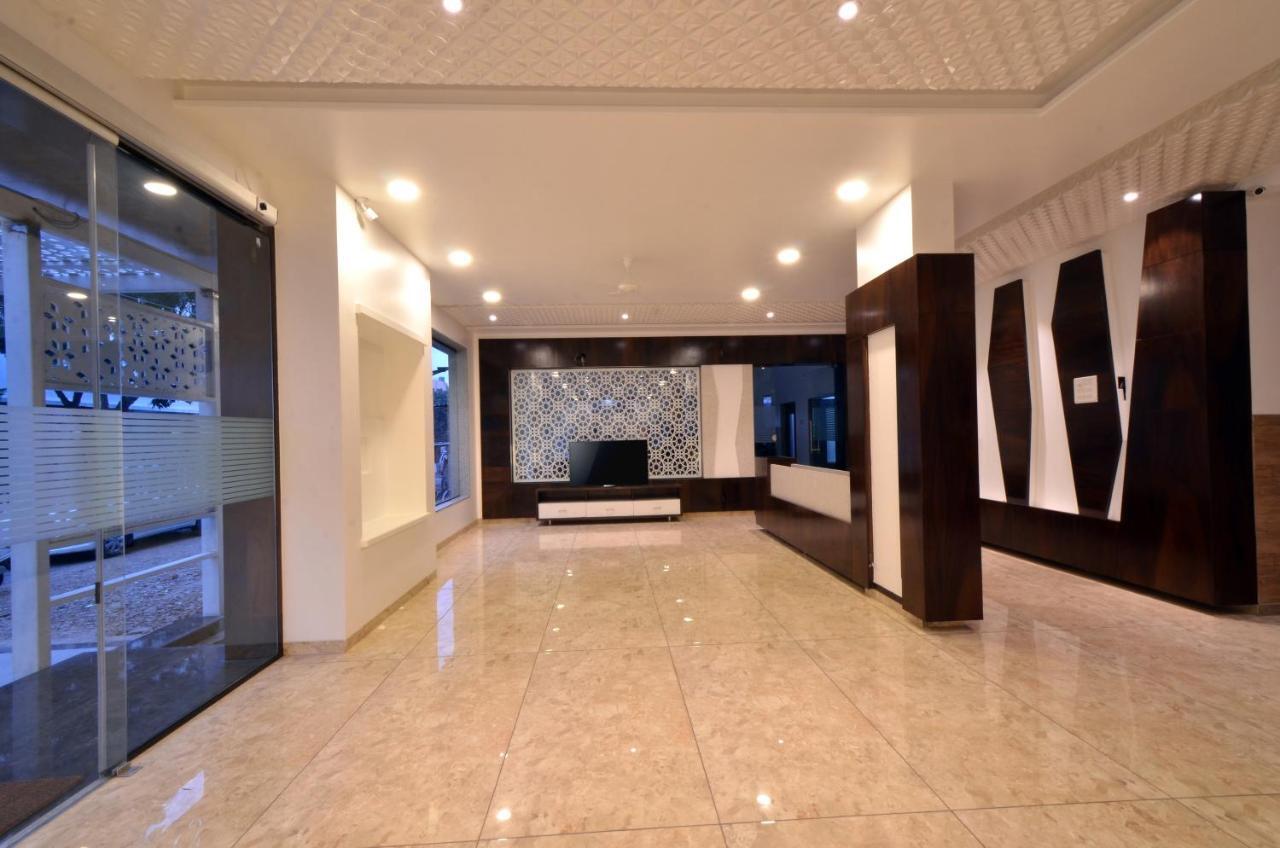 Hotel Dwarka Park Širdi Exteriér fotografie